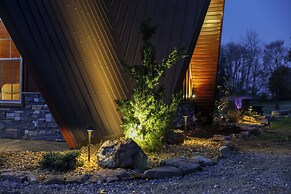 Fire Pit, Grill & On-site Pond: Kenton Cabin