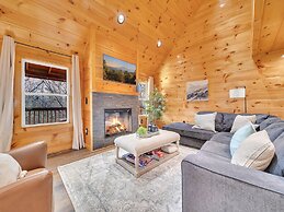 Bear Hug Hideaway 2 Bedroom Cabin