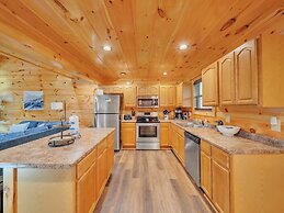 Bear Hug Hideaway 2 Bedroom Cabin