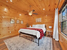 Bear Hug Hideaway 2 Bedroom Cabin
