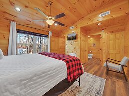 Bear Hug Hideaway 2 Bedroom Cabin