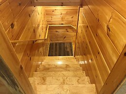 Bear Hug Hideaway 2 Bedroom Cabin