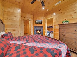 Bear Hug Hideaway 2 Bedroom Cabin