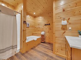 Bear Hug Hideaway 2 Bedroom Cabin