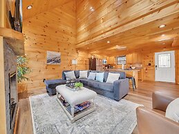 Bear Hug Hideaway 2 Bedroom Cabin