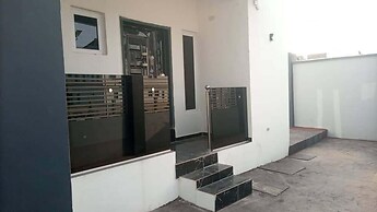 Shimawa-apartment-sleeps2-parking-24/7security