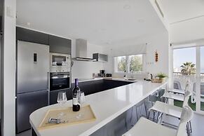 Luxury Apartment With Sea View