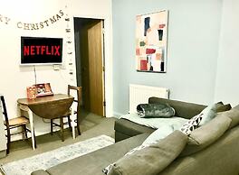 Modern Central Edwardian Apartment 4pp Private Ent