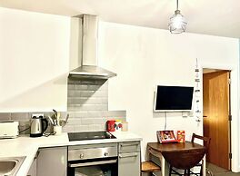 Modern Central Edwardian Apartment 4pp Private Ent