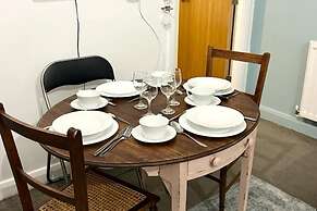 Modern Central Edwardian Apartment 4pp Private Ent