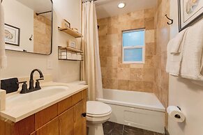 Westlake Cabin by Avantstay Hot Tub, Near Skiing, Walk to Restaurants 