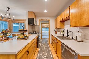 Westlake Cabin by Avantstay Hot Tub, Near Skiing, Walk to Restaurants 