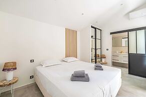 Modern Villa With Heated Pool and Garden