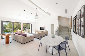 Modern Villa With Heated Pool and Garden