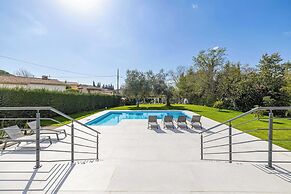 Modern Villa With Heated Pool and Garden