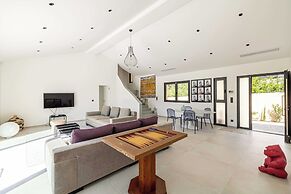 Modern Villa With Heated Pool and Garden