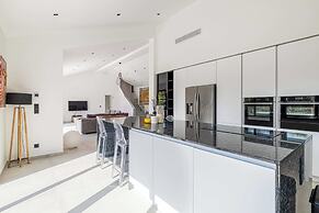 Modern Villa With Heated Pool and Garden