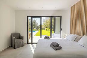 Modern Villa With Heated Pool and Garden