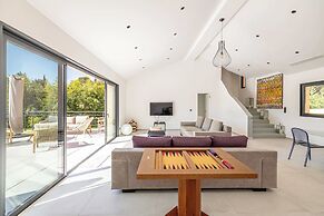 Modern Villa With Heated Pool and Garden