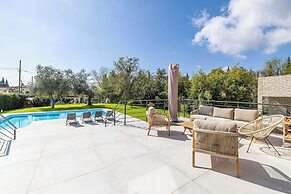 Modern Villa With Heated Pool and Garden