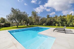 Modern Villa With Heated Pool and Garden