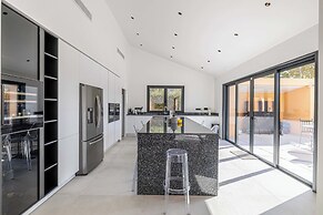 Modern Villa With Heated Pool and Garden