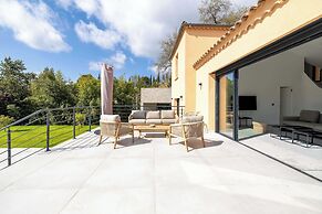 Modern Villa With Heated Pool and Garden