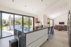 Modern Villa With Heated Pool and Garden