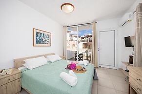 Emilia 10 With 1 Bedrooms and 1 Bathrooms