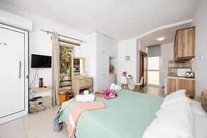 Emilia 10 With 1 Bedrooms and 1 Bathrooms