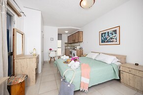 Emilia 10 With 1 Bedrooms and 1 Bathrooms