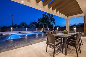 Villa Infinity Theo With 4 Bedrooms and 4 Bathrooms