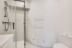 Bright, Modern Studio for 2P - La Defense