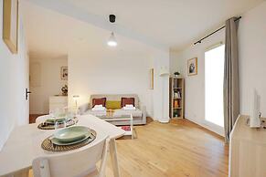 Bright, Modern Studio for 2P - La Defense