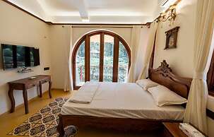 Ishaan Holiday Home