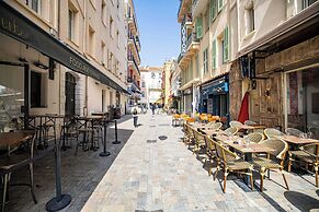 Deluxe Bedroom With Balcony in Cannes Palais