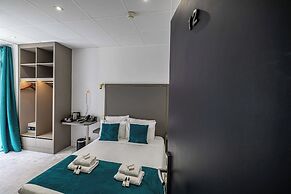 Deluxe Bedroom With Balcony in Cannes Palais