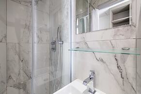 Deluxe Bedroom With Balcony in Cannes Palais