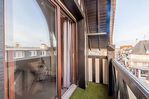 Apartment With Parking on Place de Morny