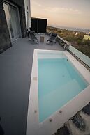 Uranides Luxury Suites