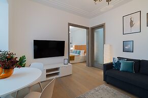 Charming 2BR Apartment - Steps to Romanian Athenaeum