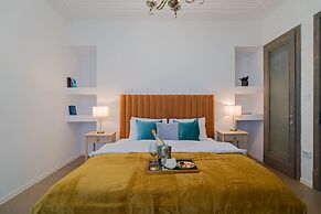 Charming 2BR Apartment - Steps to Romanian Athenaeum