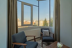 Charming 2BR Apartment - Steps to Romanian Athenaeum