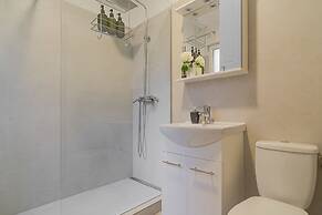 Charming 2BR Apartment - Steps to Romanian Athenaeum