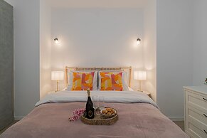 Charming 2BR Apartment - Steps to Romanian Athenaeum