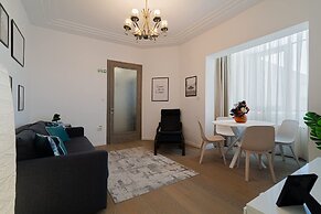 Charming 2BR Apartment - Steps to Romanian Athenaeum