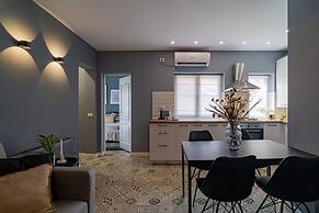 Chic Black White 2BR Retreat on Dambovitei