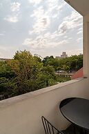 Chic Black White 2BR Retreat on Dambovitei