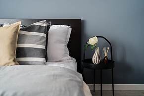 Chic Black White 2BR Retreat on Dambovitei