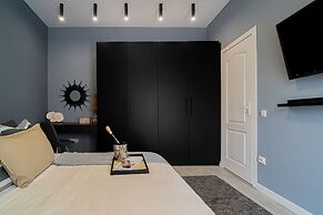 Chic Black White 2BR Retreat on Dambovitei